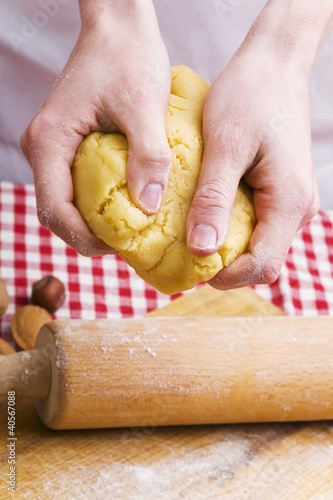 Foto: Hands kneading biscuit dough Hands kneading biscuit dough
