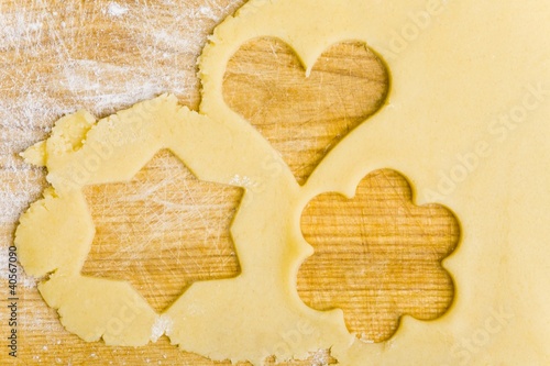 Foto: Biscuit dough with the shapes of cut-out biscuits Biscuit dough with the shapes of cut-out biscuits