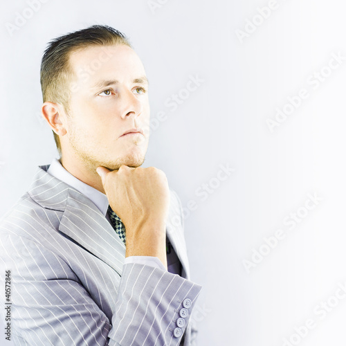 Foto: Young businessman looking thoughtful Young businessman looking thoughtful