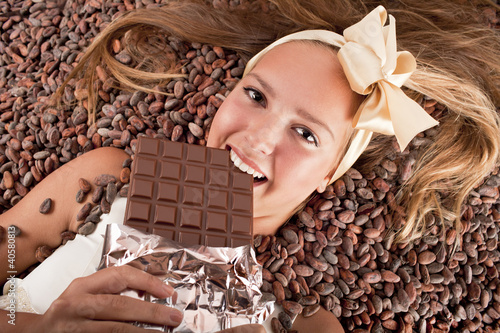 사진:beautiful girl with chocolate on cocoa beans beautiful girl with chocolate on cocoa beans