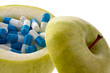 Apfel mit Tabletten Kapseln. Symbol für Vitamintab