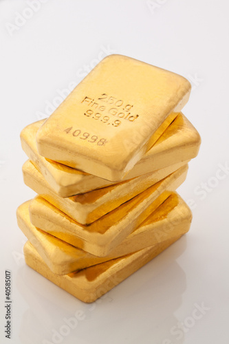 Photo: Geldanlage in echtem Gold als Goldbarren und Goldm Geldanlage in echtem Gold als Goldbarren und Goldm