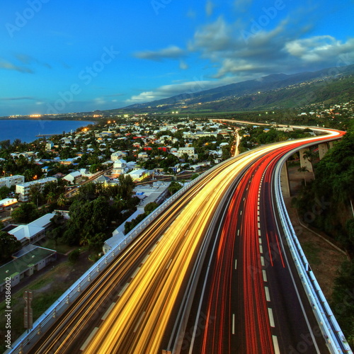 Photo: Trafic intense sur la route des Tamarins, La Réunion. Trafic intense sur la route des Tamarins, La Réunion.