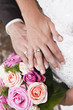 Foto: Hochzeit: Hände mit Ring und Blumenstrauß, natürlicher Look Hochzeit: Hände mit Ring und Blumenstrauß, natürlicher Look