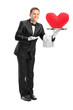 Foto: Butler holding a tray with a red heart shape on it Butler holding a tray with a red heart shape on it