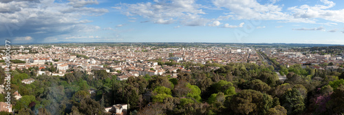 Foto: Panoramic view of the city of nimes in France Panoramic view of the city of nimes in France