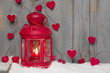 Rote Laterne mit Herzen im Schnee