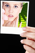 Hand zeigt Foto mit SPA Beauty Frau und Dschungel