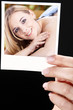 Hand zeigt Foto mit SPA Beauty Frau bei Entspannung