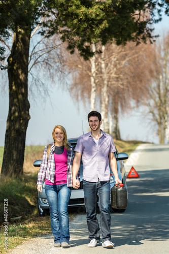 Photo: Out of gas couple need petrol car Out of gas couple need petrol car