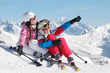 Photo: Deux jeunes filles regardant la montagne Deux jeunes filles regardant la montagne