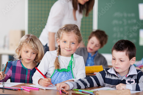 Foto: schulkinder malen schulkinder malen