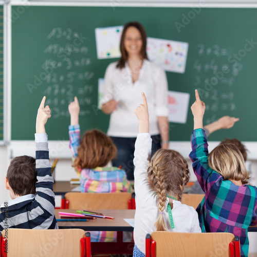 Foto: schüler zeigen auf schüler zeigen auf
