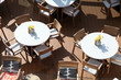 Tische auf Terrasse