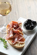 jamón ibérico curado y aceitunas tapas