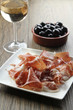 jamón ibérico curado y aceitunas tapas