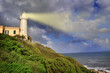 Faro su scoglio con fascio di luce Faro su scoglio con fascio di luce