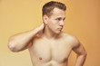 Mann_nackt_hand_nacken_tm