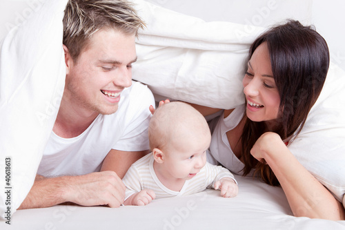 Photo: family in bed family in bed
