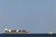 Containerschiff und Segelboot auf der Ostsee bei Kiel