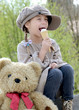Kind im Frühling mit Eis