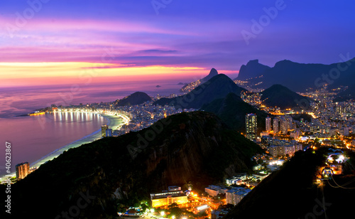 Foto: Night view of Copacabana beach and Botafogo in Rio de Janeiro Night view of Copacabana beach and Botafogo in Rio de Janeiro