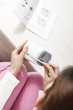 Foto: Woman reading ovulation test kit Woman reading ovulation test kit