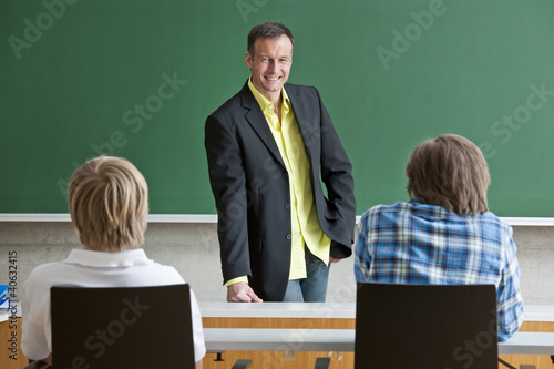Photo: Freundlicher Lehrer beim Unterricht in der Klasse Freundlicher Lehrer beim Unterricht in der Klasse