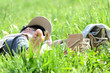 Kind beim relaxen in der Wiese