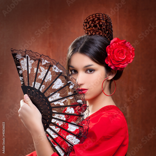 Foto: Flamenco dancer woman gipsy red rose spanish fan Flamenco dancer woman gipsy red rose spanish fan