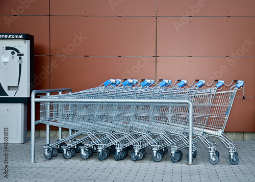 Foto: Einkaufswagen stehen Schlange Einkaufswagen stehen Schlange