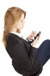 junge blonde Frau business look mit smartphone