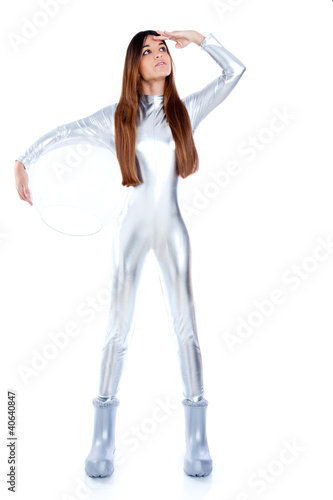 Foto: futuristic silver woman full legth holding glass helmet futuristic silver woman full legth holding glass helmet