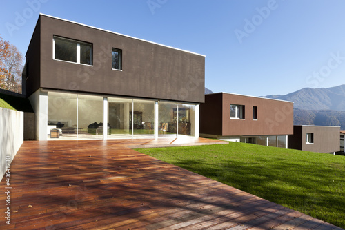Foto: beautiful modern house with garden, outdoor beautiful modern house with garden, outdoor