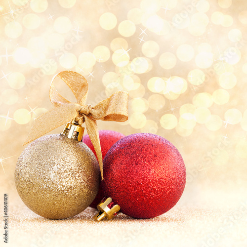 Photo: Weihnachtskugeln auf goldenem Untergrund Weihnachtskugeln auf goldenem Untergrund