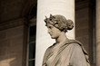 Statue devant le palais Brongniart à paris.
