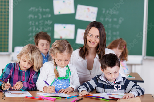 Foto: lehrerin in der grundschule lehrerin in der grundschule