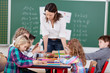 schüler und lehrerin in der klasse