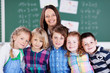 portrait lehrerin mit ihren schülern