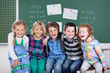kinder haben spaß in der schule