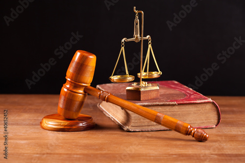 Foto: judge gavel book and balance judge gavel book and balance