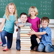 schulkinder mit einem stapel bücher