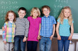 schulkinder lehnen an der tafel