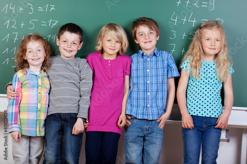 사진:schulkinder lehnen an der tafel schulkinder lehnen an der tafel