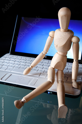 Photo: netbook con manichino netbook con manichino