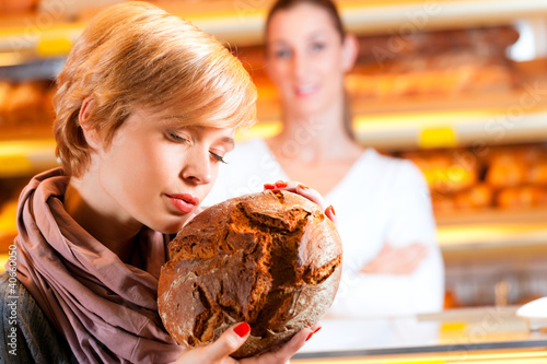 Photo: Verkäuferin mit Kundin in einer Bäckerei Verkäuferin mit Kundin in einer Bäckerei