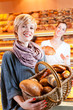 Verkäuferin mit Kundin in einer Bäckerei