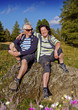 Senioren wandern in der Natur - autumn hiking 13