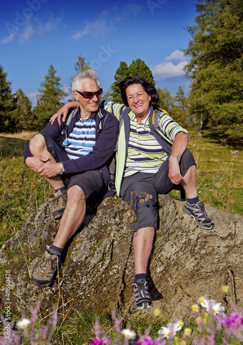 Foto: Senioren wandern in der Natur - autumn hiking 13 Senioren wandern in der Natur - autumn hiking 13
