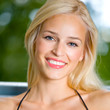 Foto: Smiling young beautiful woman, outdoors Smiling young beautiful woman, outdoors